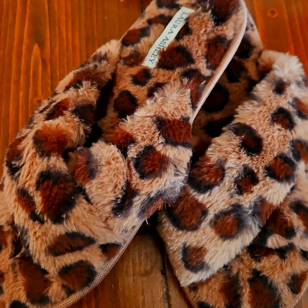 Laura Ashley Ladies All Over Plush W/Memory Foam Slippers